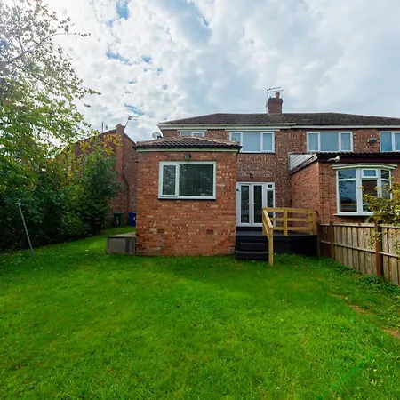 Modern 4-bed With Garden * Manchester