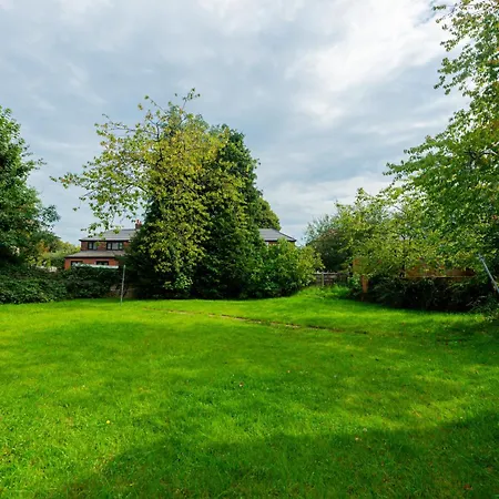 Modern 4-bed With Garden Nyaraló Manchester