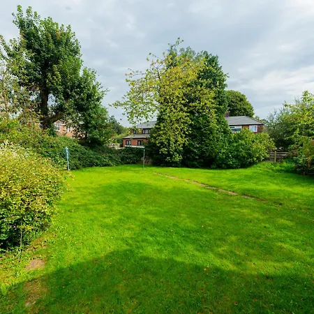 Modern 4-bed With Garden Nyaraló Manchester