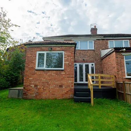 Modern 4-bed With Garden