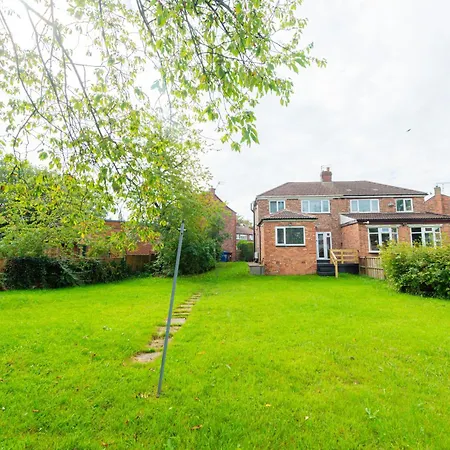 Modern 4-bed With Garden Manchester