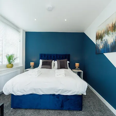 Modern 4-bed With Garden Manchester
