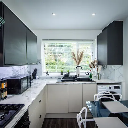 Semesterbostad Modern 4-bed With Garden *