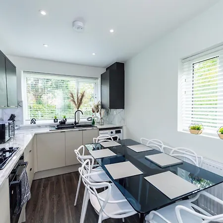 Modern 4-bed With Garden * Manchester