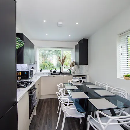 Modern 4-bed With Garden Nyaraló