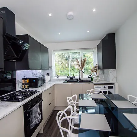 Modern 4-bed With Garden Nyaraló *