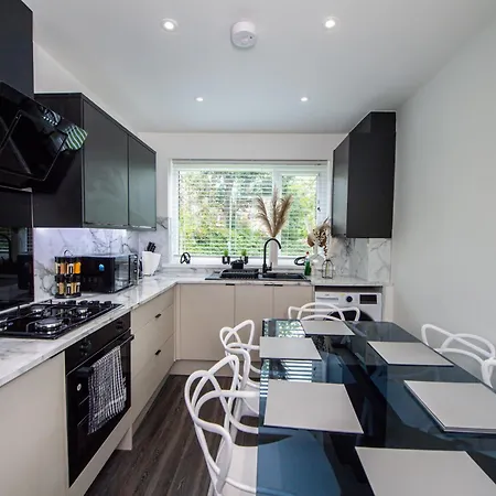 Modern 4-bed With Garden *