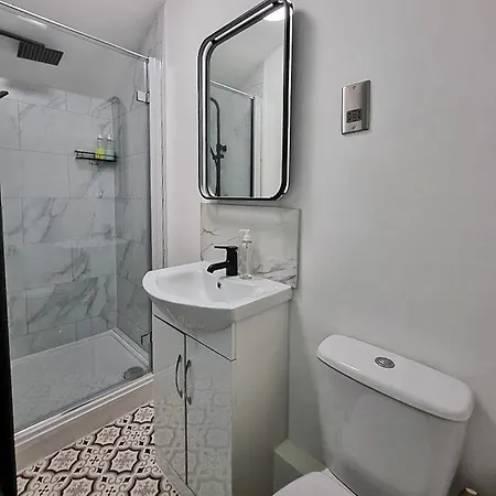 בית נופש Delightful Spacious Haven With Large Driveway