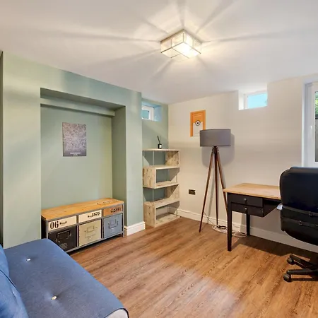 Pass The Keys Spacious 4-bedroom House With Games In Leafy Didsbury