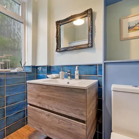Hébergement de vacances Pass The Keys Spacious 4-bedroom House With Games In Leafy Didsbury *