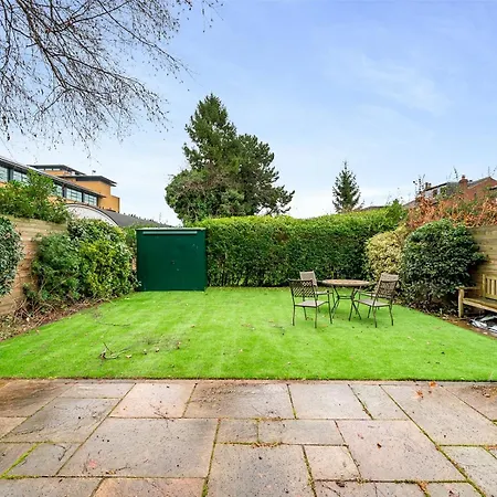 Pass The Keys Spacious 4-bedroom House With Games In Leafy Didsbury Hébergement de vacances *