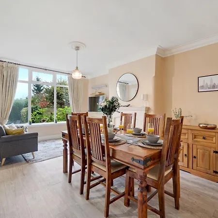 Pass The Keys Spacious 4-bedroom House With Games In Leafy Didsbury Hébergement de vacances