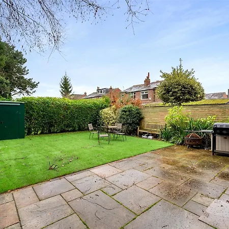 Pass The Keys Spacious 4-bedroom House With Games In Leafy Didsbury *