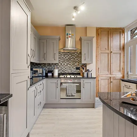 Pass The Keys Spacious 4-bedroom House With Games In Leafy Didsbury Hébergement de vacances Manchester