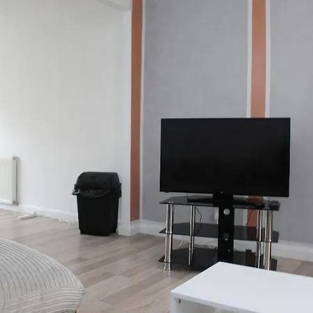 Apartment House Near Centre & Etihad, Free Parking & Garden