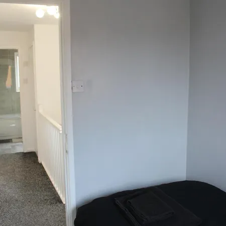 House Near Centre & Etihad, Free Parking & Garden Apartment