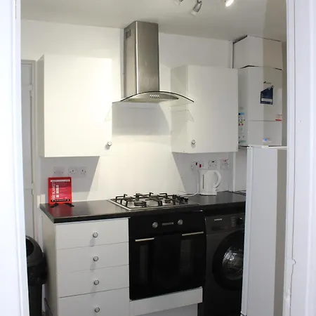 House Near Centre & Etihad, Free Parking & Garden *