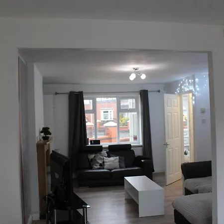 Apartment House Near Centre & Etihad, Free Parking & Garden