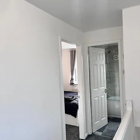 House Near Centre & Etihad, Free Parking & Garden Apartment
