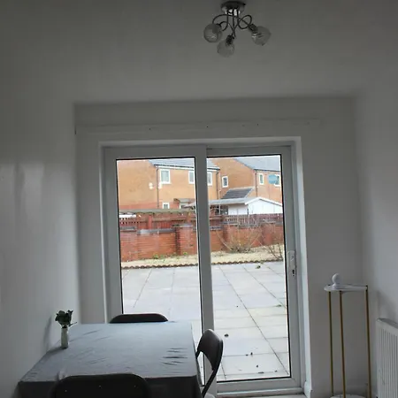 House Near Centre & Etihad, Free Parking & Garden *