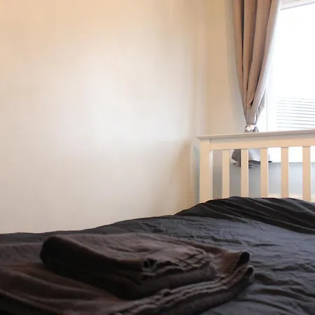 House Near Centre & Etihad, Free Parking & Garden