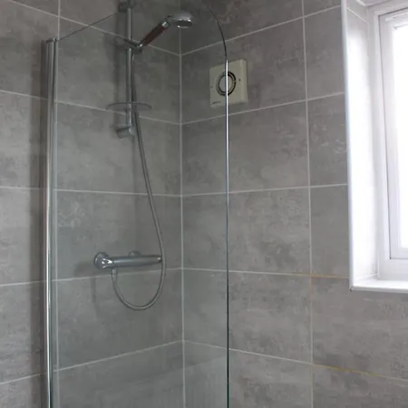 House Near Centre & Etihad, Free Parking & Garden Apartment *