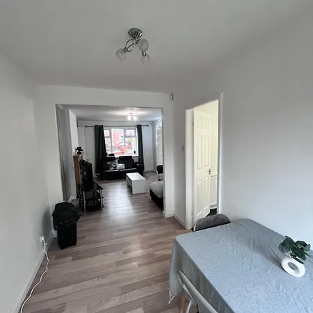 Apartment House Near Centre & Etihad, Free Parking & Garden *