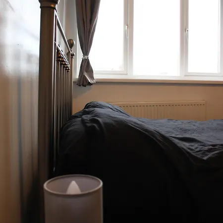 House Near Centre & Etihad, Free Parking & Garden