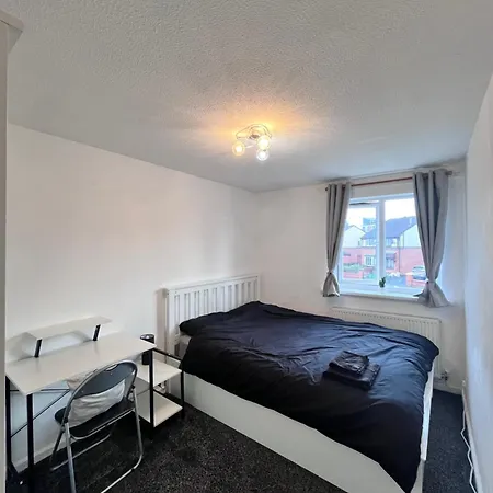 House Near Centre & Etihad, Free Parking & Garden Apartment