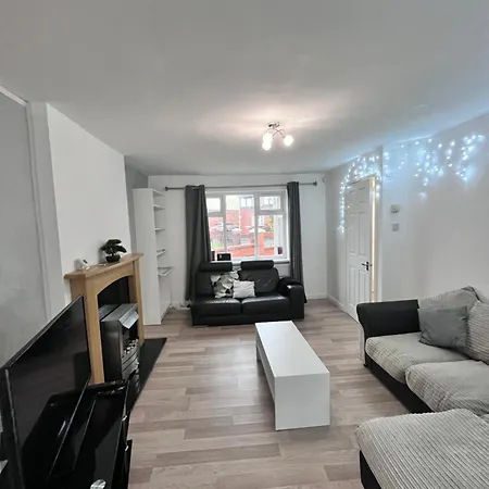 House Near Centre & Etihad, Free Parking & Garden
