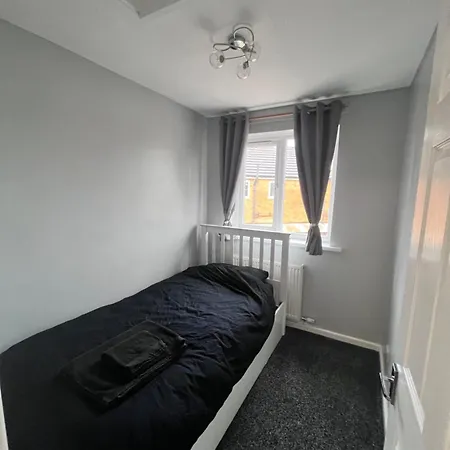 Apartment House Near Centre & Etihad, Free Parking & Garden Manchester