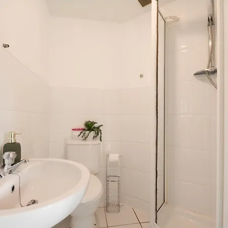 Apartment 2 Bedroom 2 Bathroom Free Parking Nearby