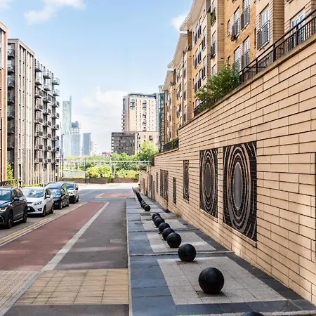 2 Bedroom 2 Bathroom Free Parking Nearby *