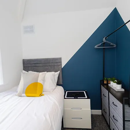 Semesterbostad Modern 4-bed With Garden *