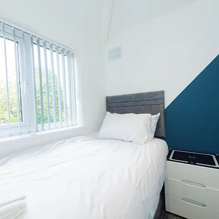 Semesterbostad Modern 4-bed With Garden *