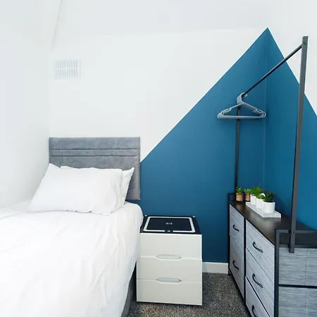 Semesterbostad Modern 4-bed With Garden *