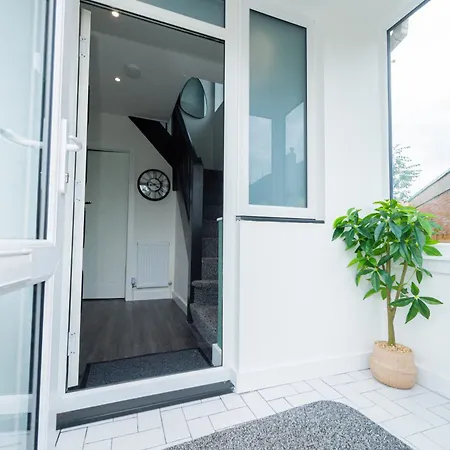 Modern 4-bed With Garden Manchester