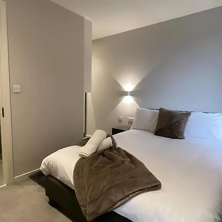 Spacious 2 Bed Modern Lägenhet *