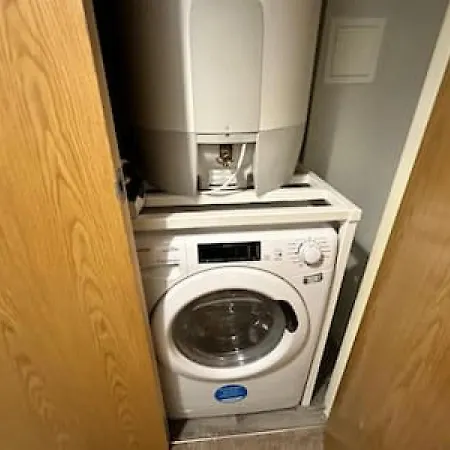 Beautiful Roomy Sleeps 2 Apartment Manchester