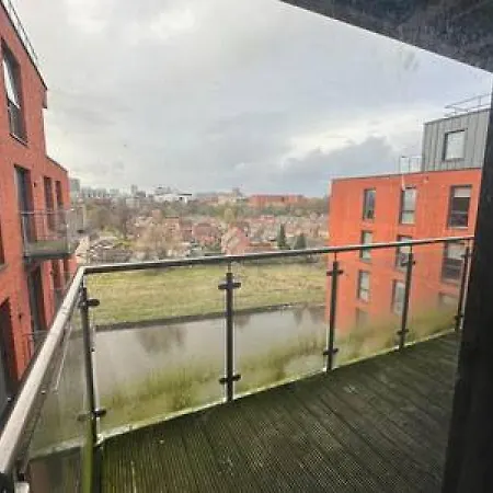 Large 2 Bed With Balcony And Sofa Bed Sleeps 6 * Manchester