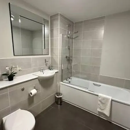 Large 1 Bed Mcr And Huge Terrace Sleeps 4 דירה