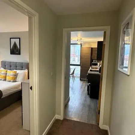 Large 1 Bed Mcr And Huge Terrace Sleeps 4 Apartment *