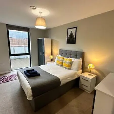 Large 1 Bed Mcr And Huge Terrace Sleeps 4 דירה מנצ'סטר