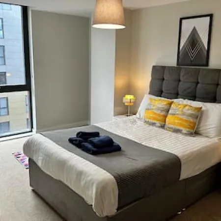 Fab 1 Bed In Sleeps 2 דירה *