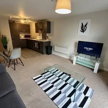 Fab 1 Bed In Sleeps 2 דירה