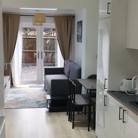 Bankwell Street Two Bedroom -apartment With Parking * Manchester