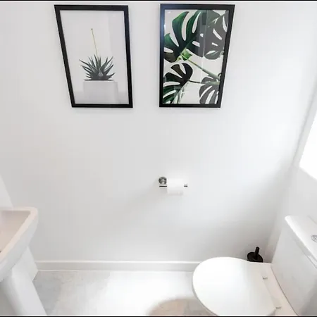 Elegance Retreat - 2 Bed With Parking מנצ'סטר