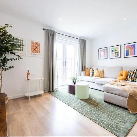 בית נופש Elegance Retreat - 2 Bed With Parking מנצ'סטר