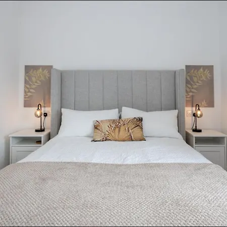 Elegance Retreat - 2 Bed With Parking Manchester