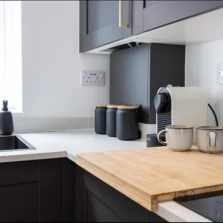 Elegance Retreat - 2 Bed With Parking *